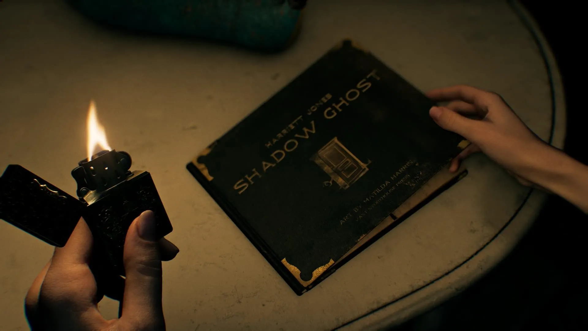 Screenshot gameplay Resident Evil Requiem với nhân vật Grace Ashcroft cầm sách