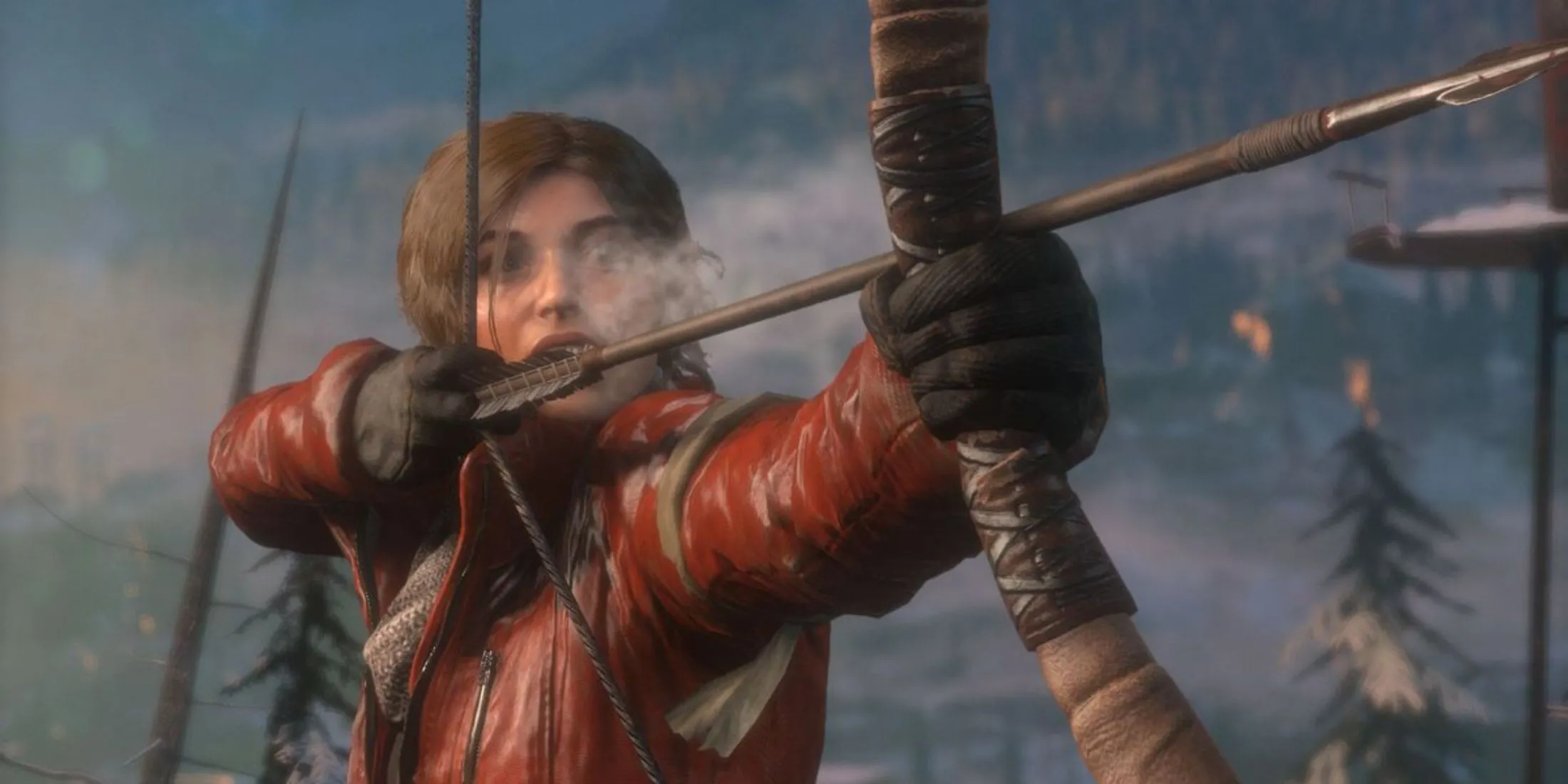 Lara Croft sử dụng cung tên trong khung cảnh rừng tuyết của Rise of the Tomb Raider