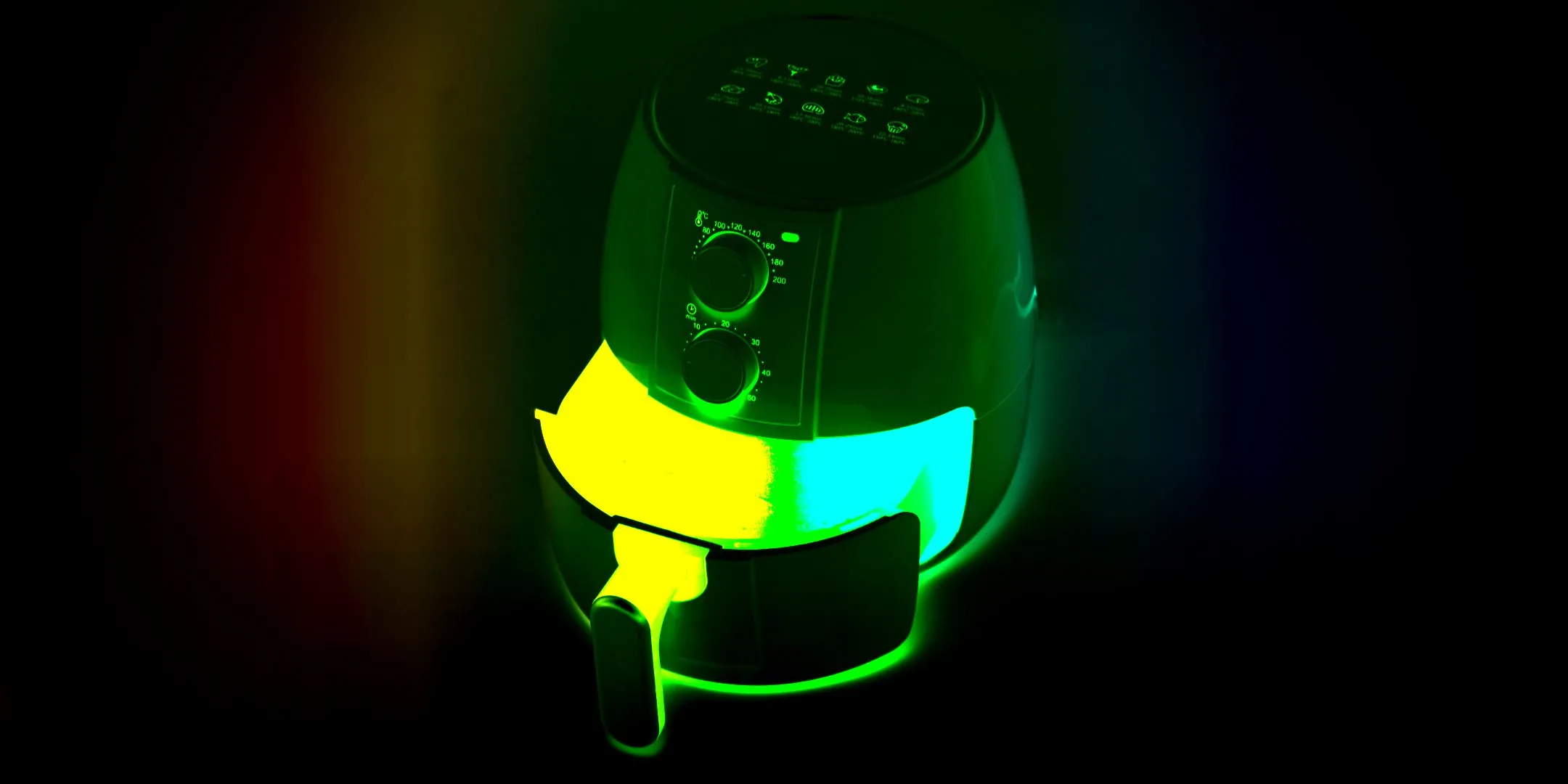Nồi chiên không dầu được thiết kế theo phong cách gaming với đèn LED RGB neon rực rỡ, tượng trưng cho sự &quot;gamer hóa&quot; vật dụng gia đình.