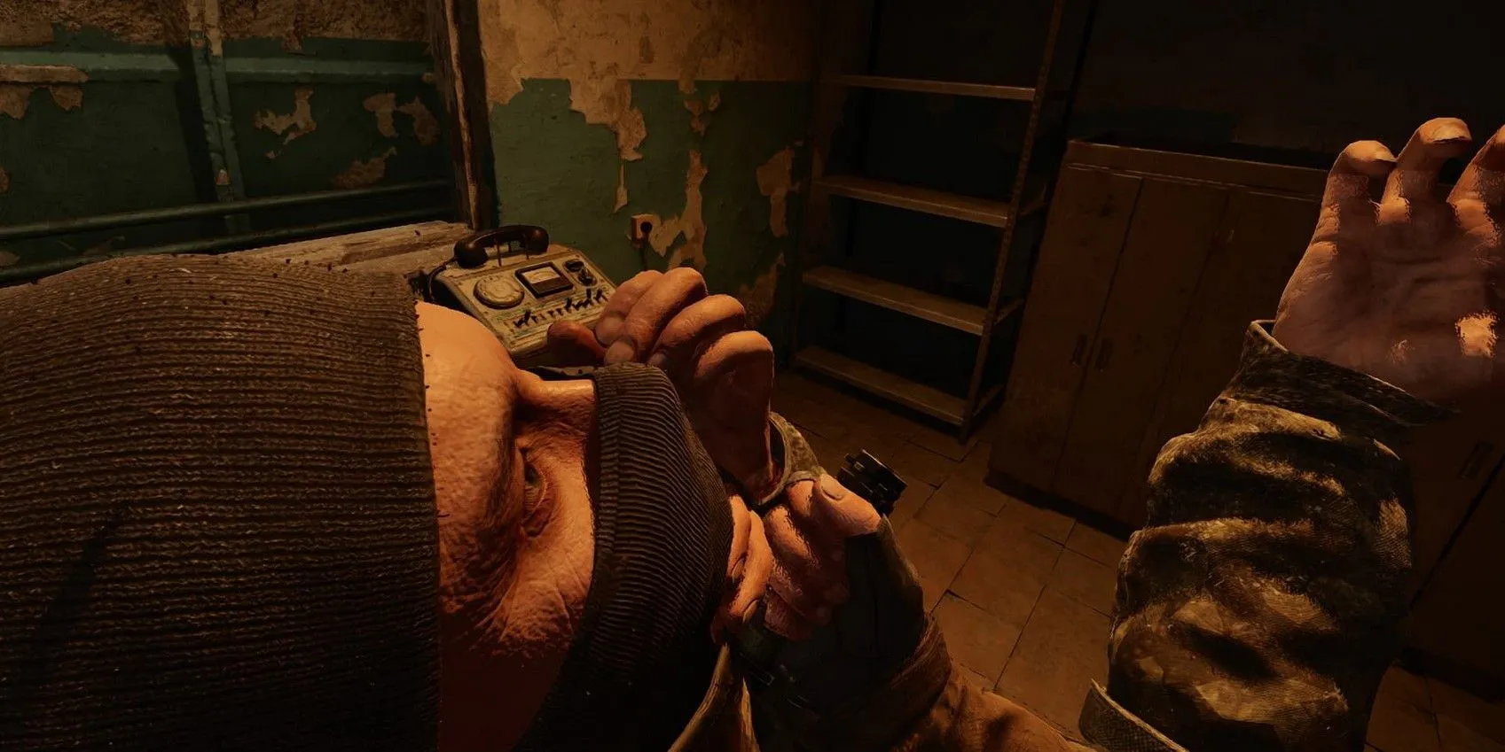 Cảnh cận chiến bằng dao trong STALKER 2 Heart of Chornobyl, minh họa gameplay của tựa game kinh dị sinh tồn.