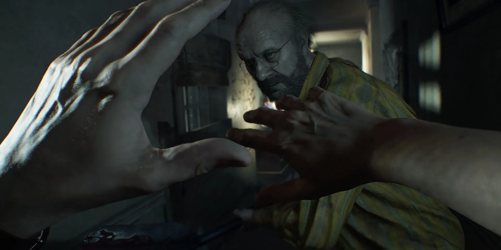 Cảnh Jack Baker, một trong những phản diện chính của Resident Evil 7, đang tấn công người chơi trong một ngôi nhà cũ kỹ, biểu thị sự truy đuổi không ngừng và độ khó tàn bạo của các trận chiến.