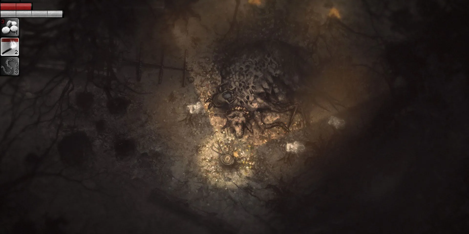Góc nhìn từ trên xuống trong game Darkwood, một nhân vật đang khám phá khu rừng u ám vào ban đêm, xung quanh là những cái cây ghê rợn và bóng tối bao trùm, nhấn mạnh yếu tố sinh tồn và quản lý tài nguyên.