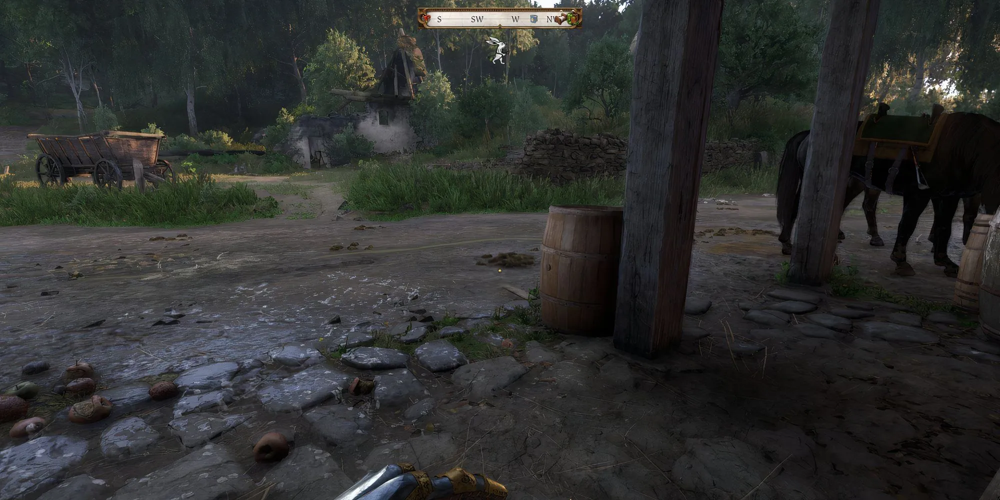 Henry đang lén lút trong bụi rậm trong Kingdom Come Deliverance 2, không có Bunny UI yêu cầu người chơi chú ý âm thanh và NPC