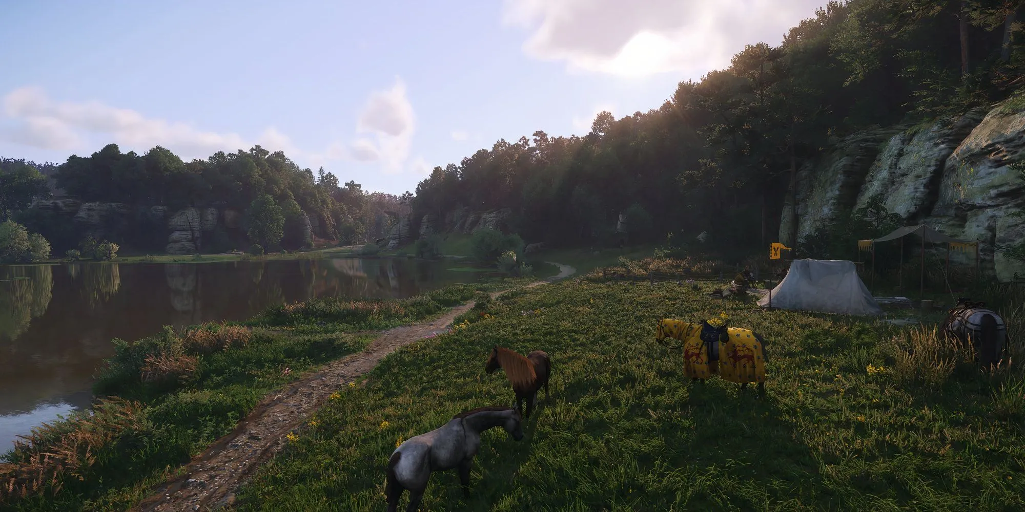 Henry và đoàn tùy tùng cắm trại trong khu rừng đầu game Kingdom Come Deliverance 2, minh họa lối chơi nhập vai thực tế