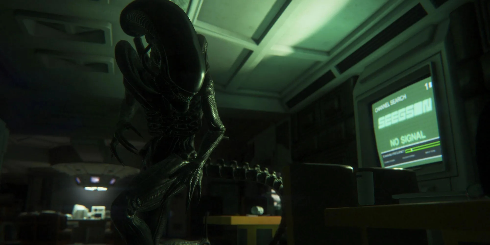 Hình ảnh một Xenomorph ẩn mình trong bóng tối trên tàu vũ trụ Sevastopol, đại diện cho mối đe dọa liên tục và AI cực kỳ thông minh của quái vật ngoài hành tinh, tạo ra trải nghiệm kinh dị sinh tồn đỉnh cao.