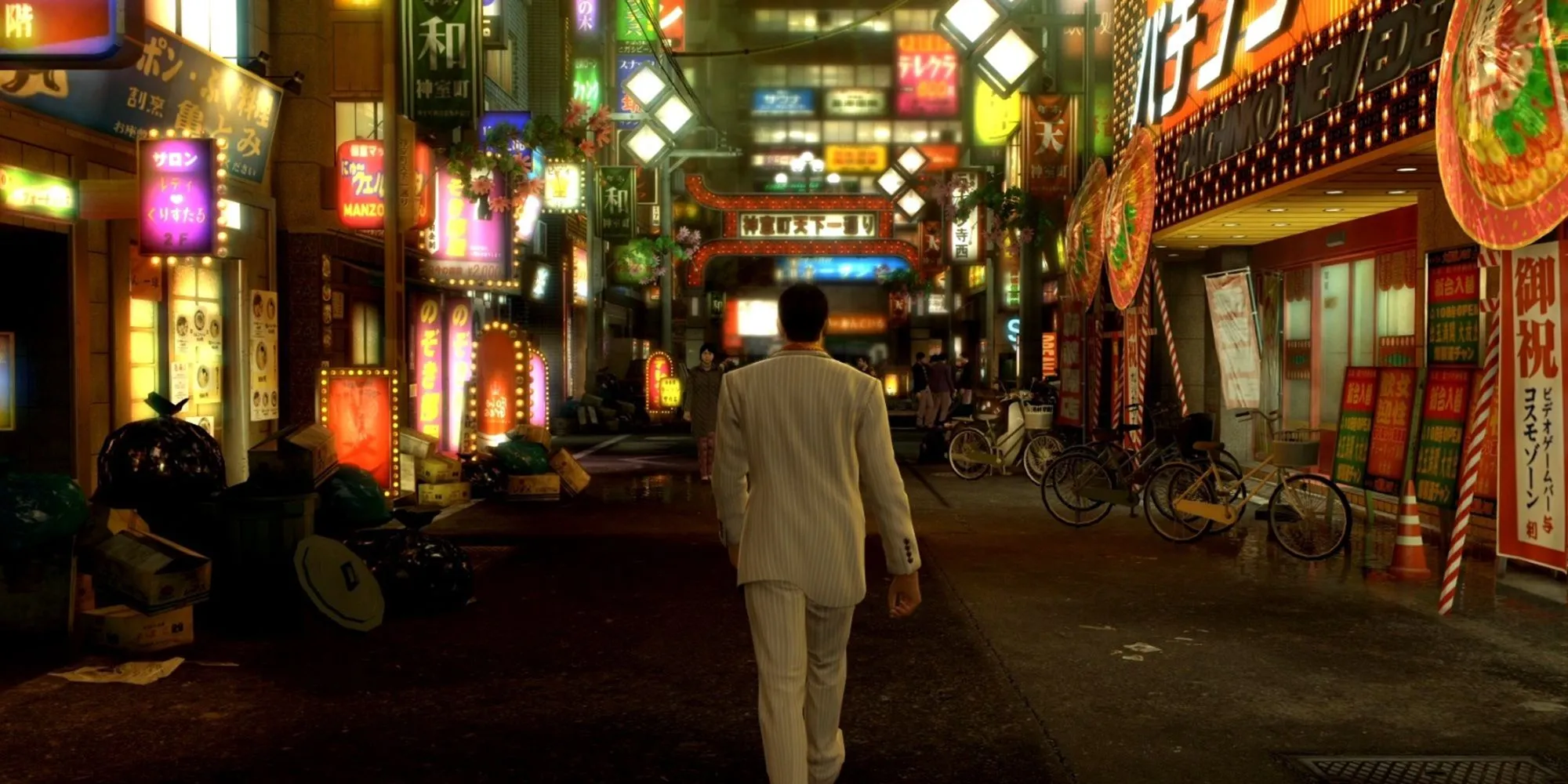 Kazuma Kiryu đi bộ giữa những con phố rực rỡ ánh đèn neon của Kamurocho năm 1988 trong Yakuza 0, tái hiện không khí sôi động của thành phố Nhật Bản.