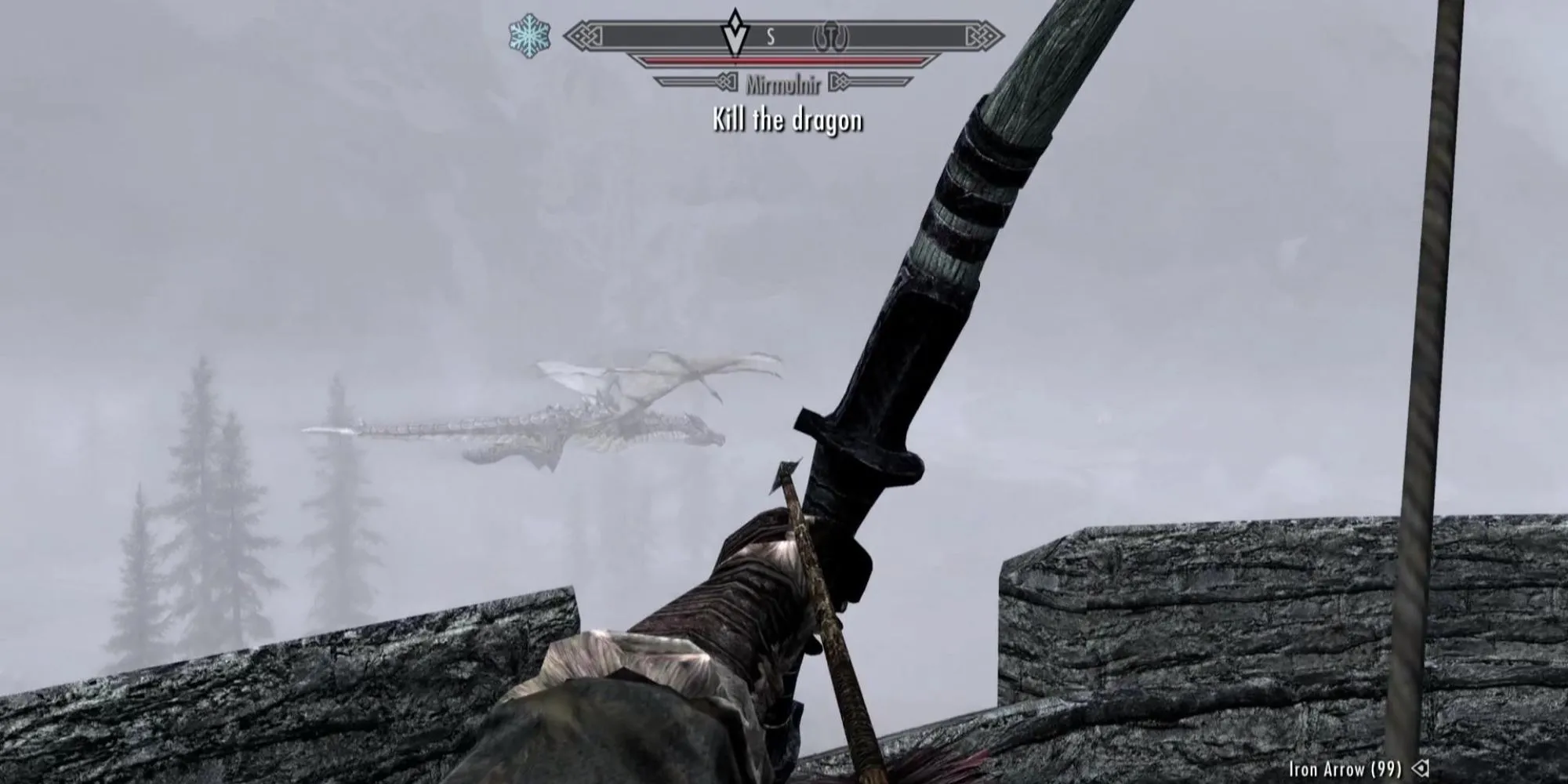 Mirmulnir, rồng cổ đại, bay lượn quanh tháp canh bị sương mù bao phủ trong game Skyrim, biểu thị mối hiểm nguy khó lường của thế giới mở.