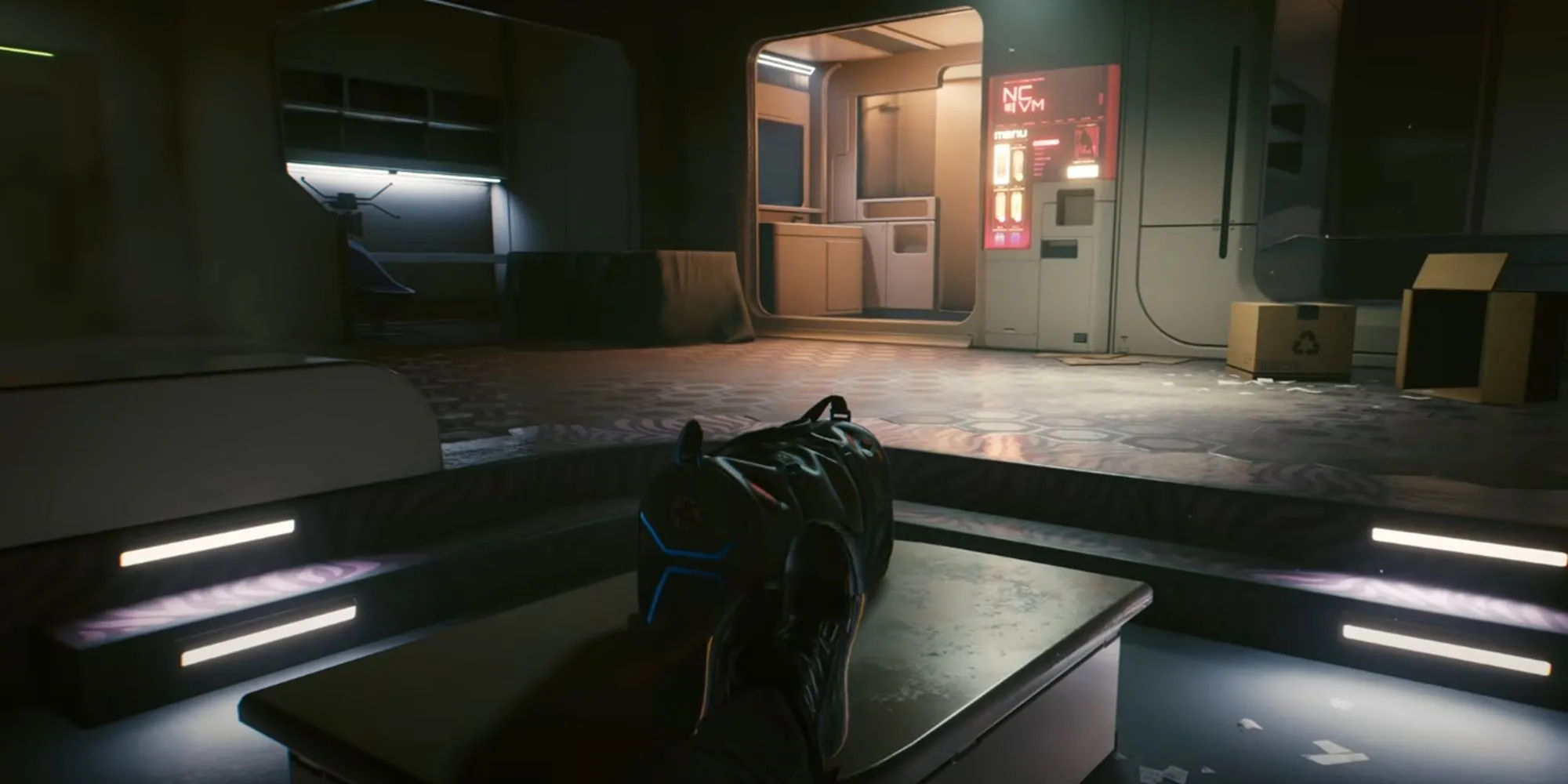 Nhân vật V đứng giữa khu phố Night City rực rỡ ánh đèn neon của Cyberpunk 2077, thể hiện không khí đô thị tương lai đầy hỗn loạn và cơ hội.