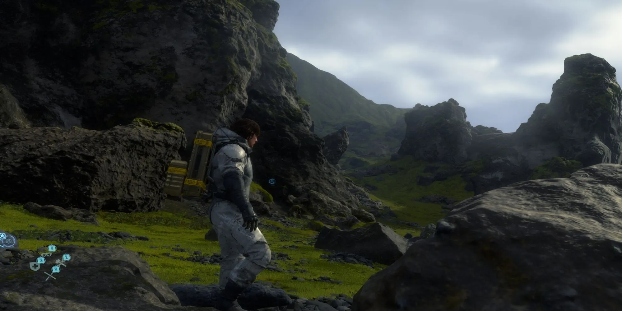 Sam Porter Bridges vượt qua địa hình hiểm trở trong thế giới cô lập của Death Stranding, nhấn mạnh hành trình kết nối giữa những con người cô đơn.
