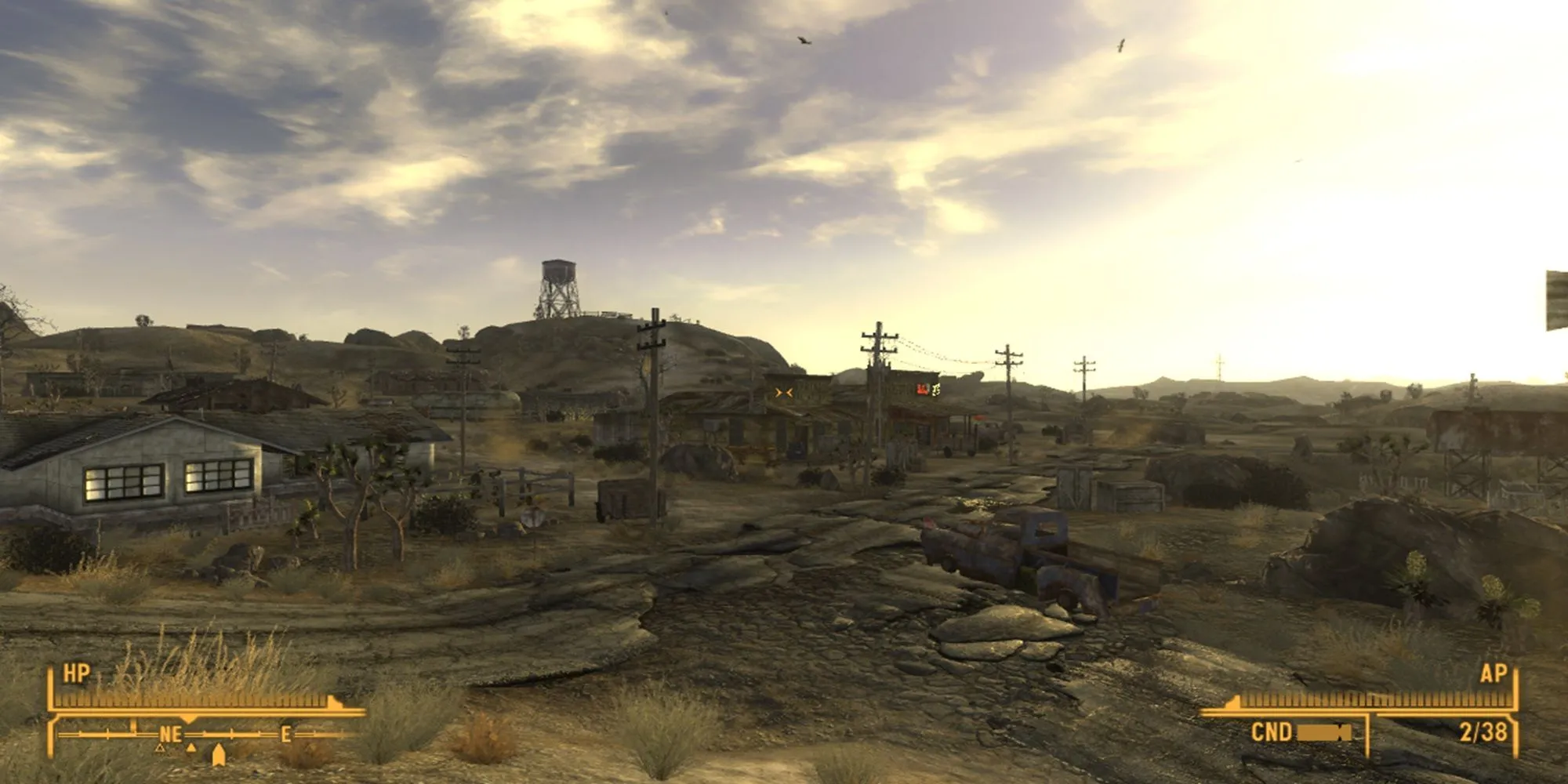 Toàn cảnh Goodsprings dưới ánh hoàng hôn trong Fallout: New Vegas, khắc họa vẻ đẹp hoang tàn nhưng đầy cuốn hút của vùng đất Mojave hậu tận thế.