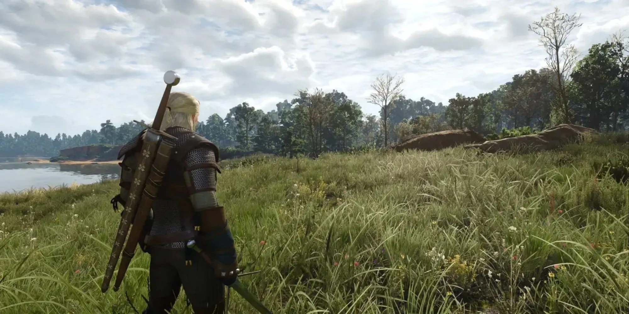 Geralt cưỡi ngựa Roach khám phá vùng đất rộng lớn của The Witcher 3 Wild Hunt, thể hiện sự phiêu lưu trong game RPG