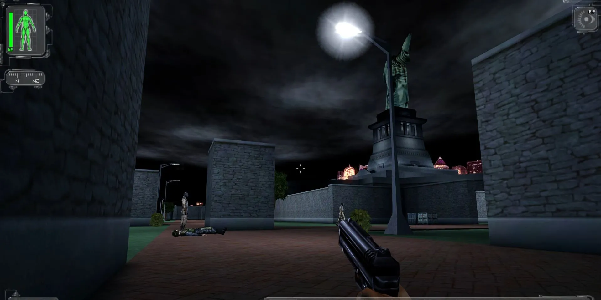 Một đặc vụ trong Deus Ex: Human Revolution sử dụng kỹ năng bắn súng và ẩn nấp, thể hiện sự tự do trong gameplay