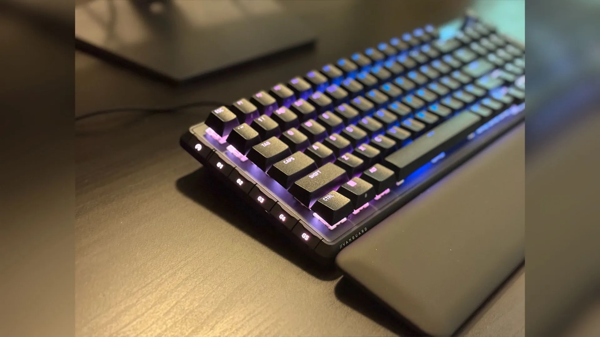 Ảnh minh họa mặt trước Vanguard Pro 96 thể hiện keycaps và bề mặt kim loại