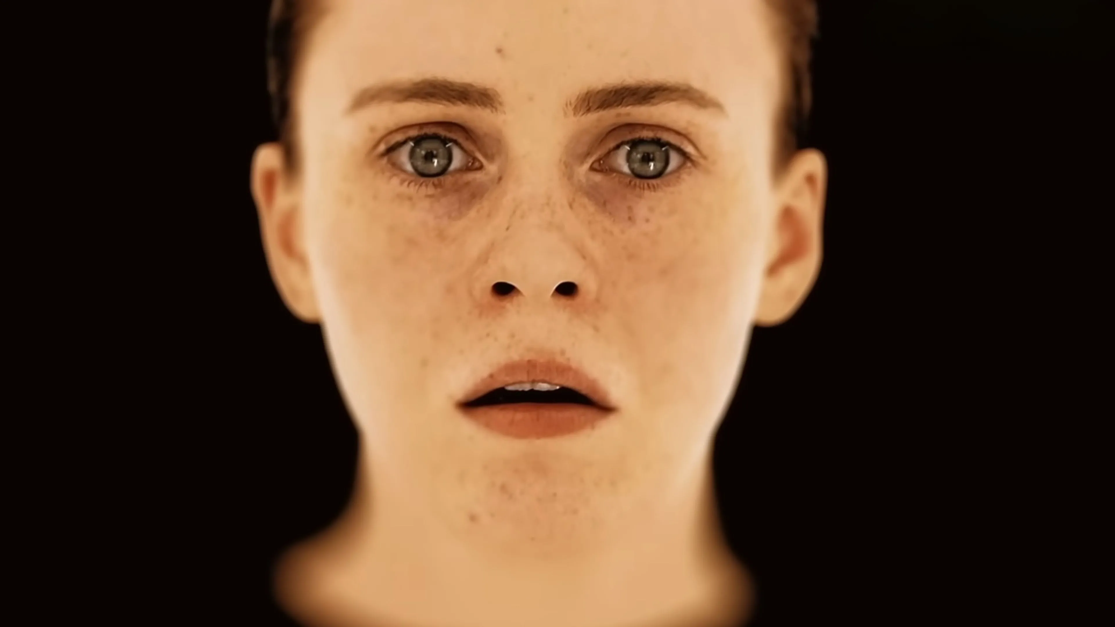 Ảnh trong game OD: Knock cho thấy tông màu tối và bố cục gần điện ảnh, gợi ý về sự giao thoa giữa phim và game