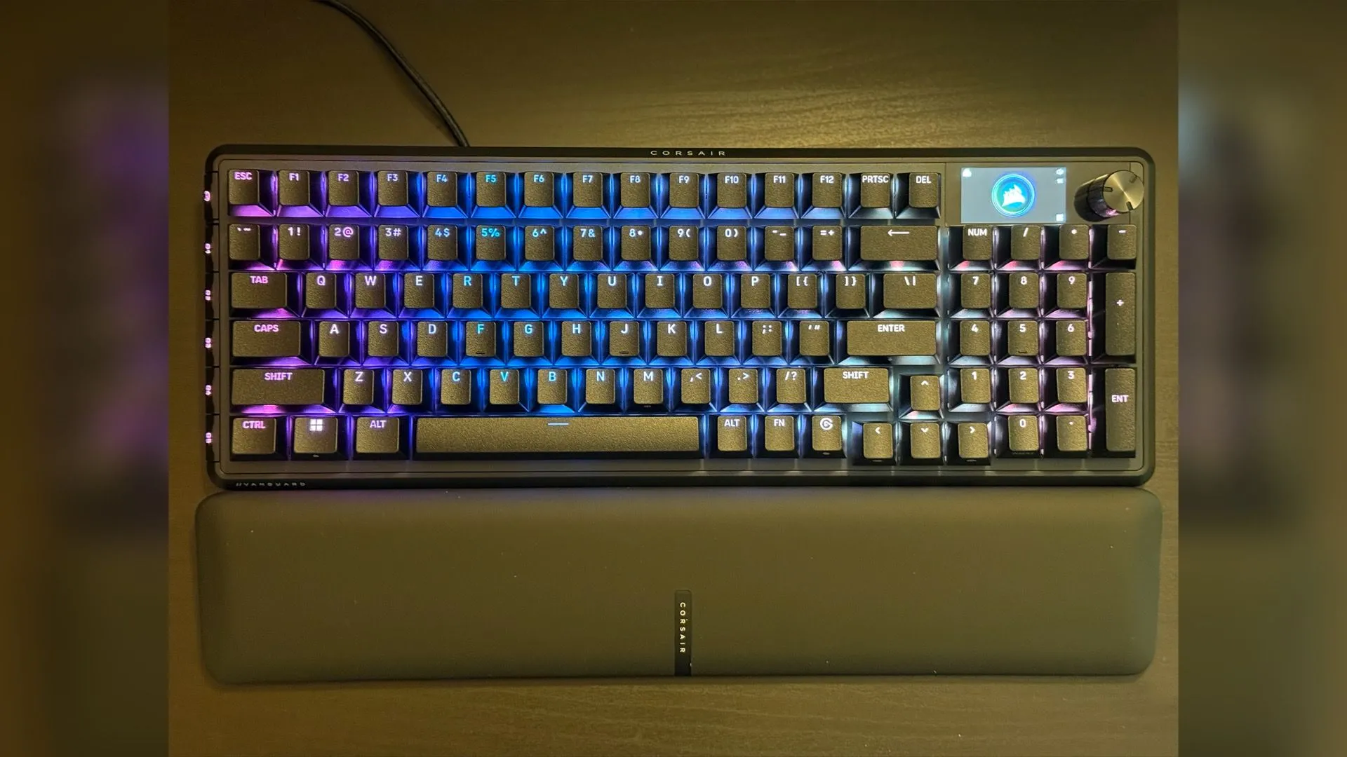 Bàn phím Corsair VANGUARD PRO 96 với đèn RGB và màn hình LCD nhỏ trên khung nhôm