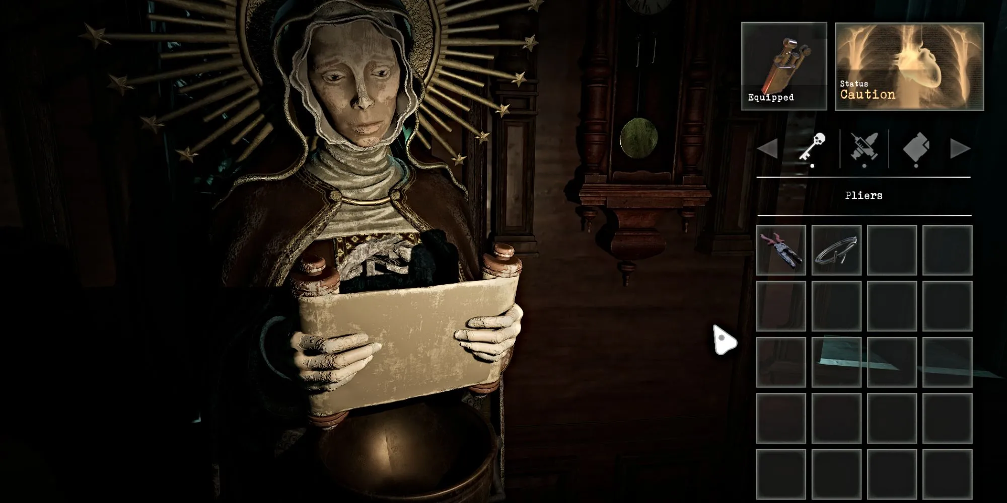 Bảng cơ chế giải đố trong Villa Hess với tượng và thiết bị cơ khí