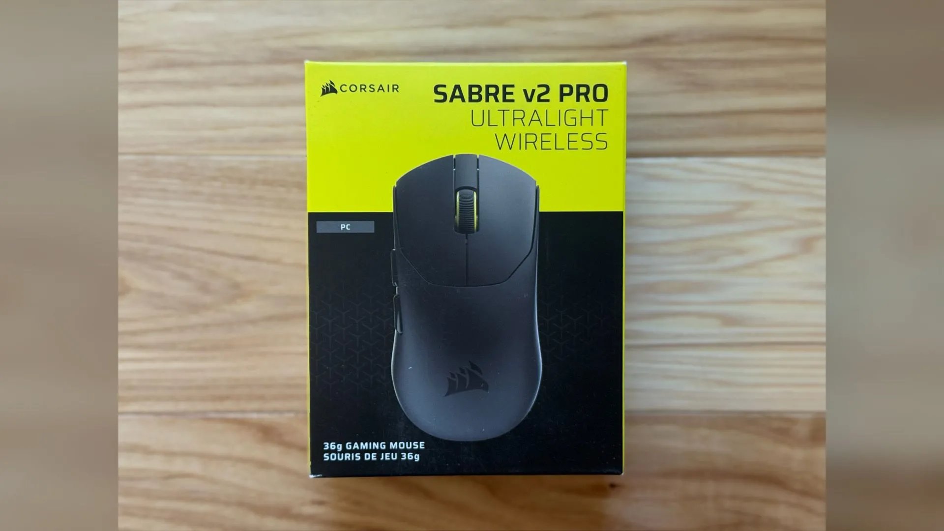 Corsair Sabre V2 Pro Ultralight nhìn nghiêng trên nền sáng, phô bày thiết kế siêu nhẹ và form dành cho FPS