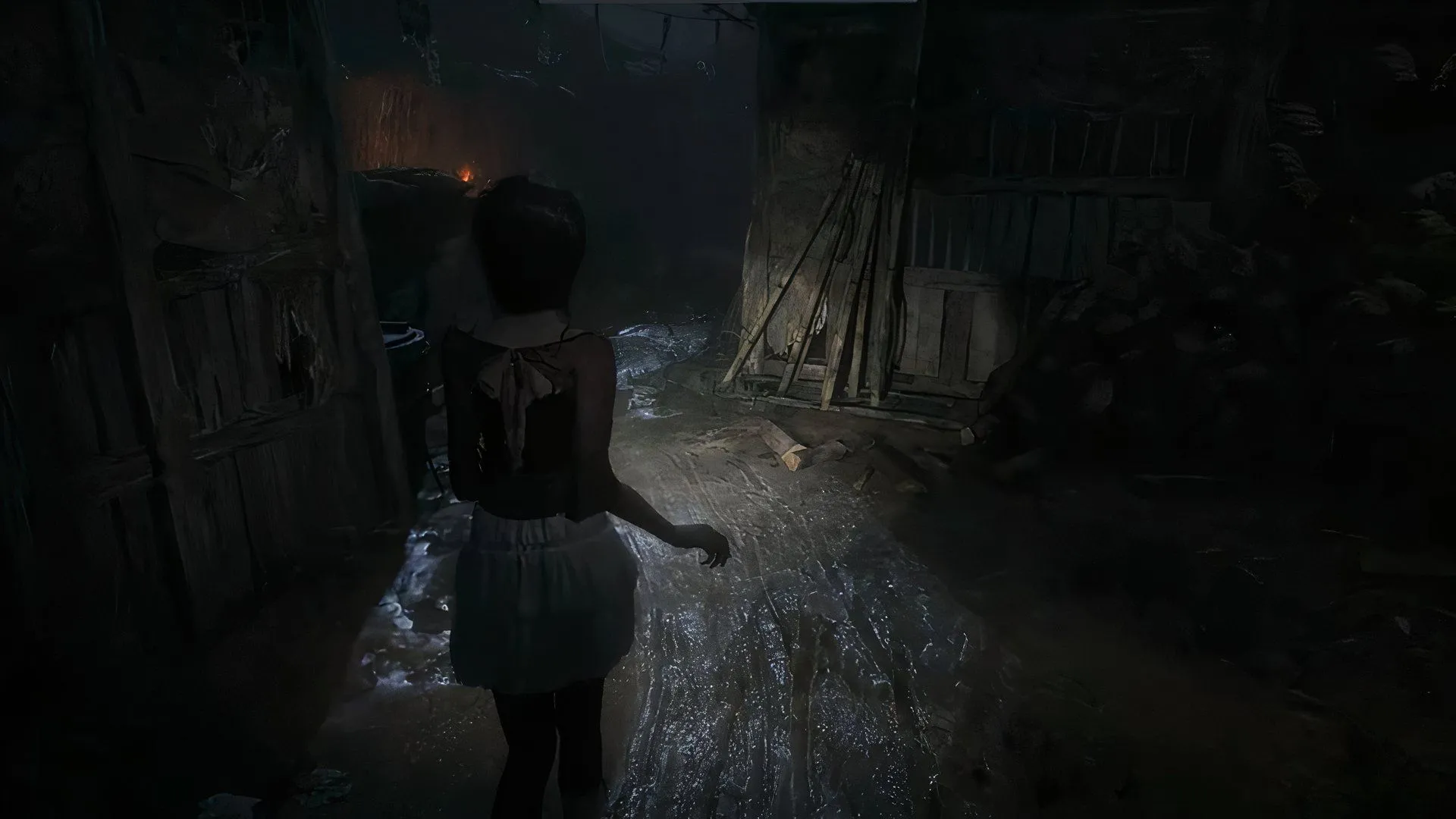 Góc nhìn third-person trong Fatal Frame II Crimson Butterfly Remake, chuyển đổi từ fixed camera sang phối cảnh hiện đại
