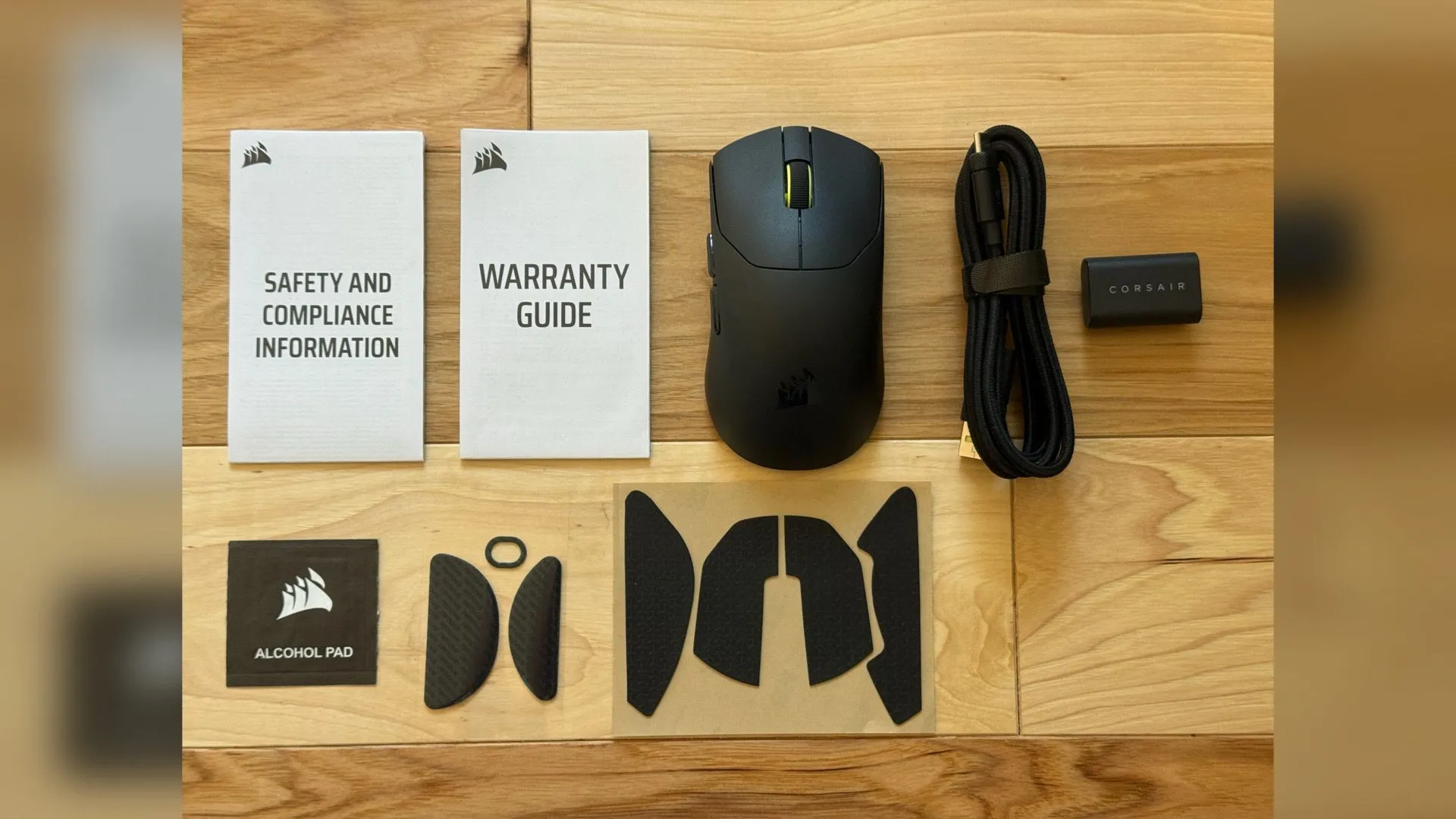Góc nhìn trên Corsair Sabre V2 Pro Ultralight thể hiện nút bấm, bánh xe và khe cắm USB-C