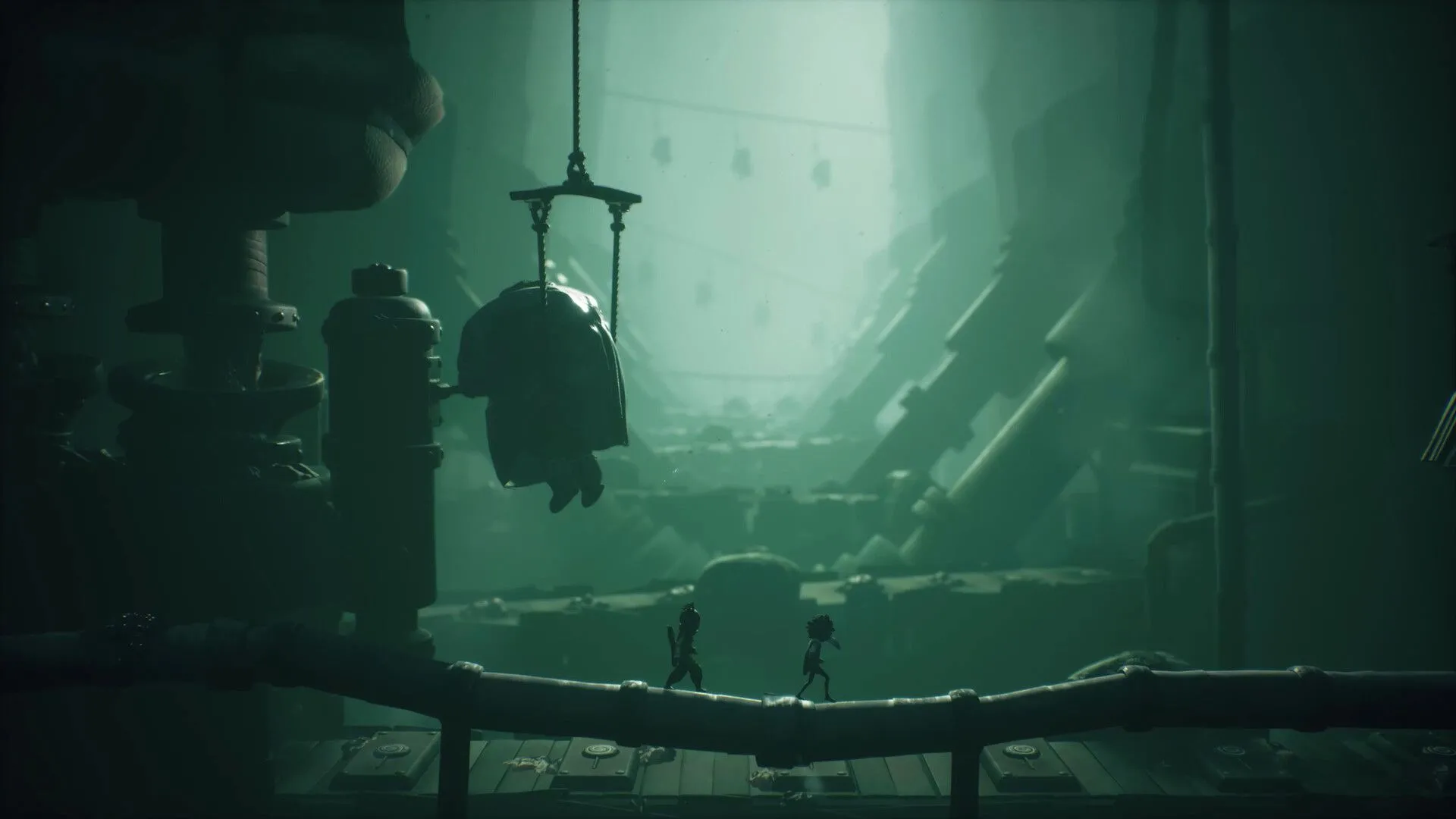 Hai nhân vật Low và Alone trong Little Nightmares III đang đối diện khổng lồ trong thế giới Nowhere