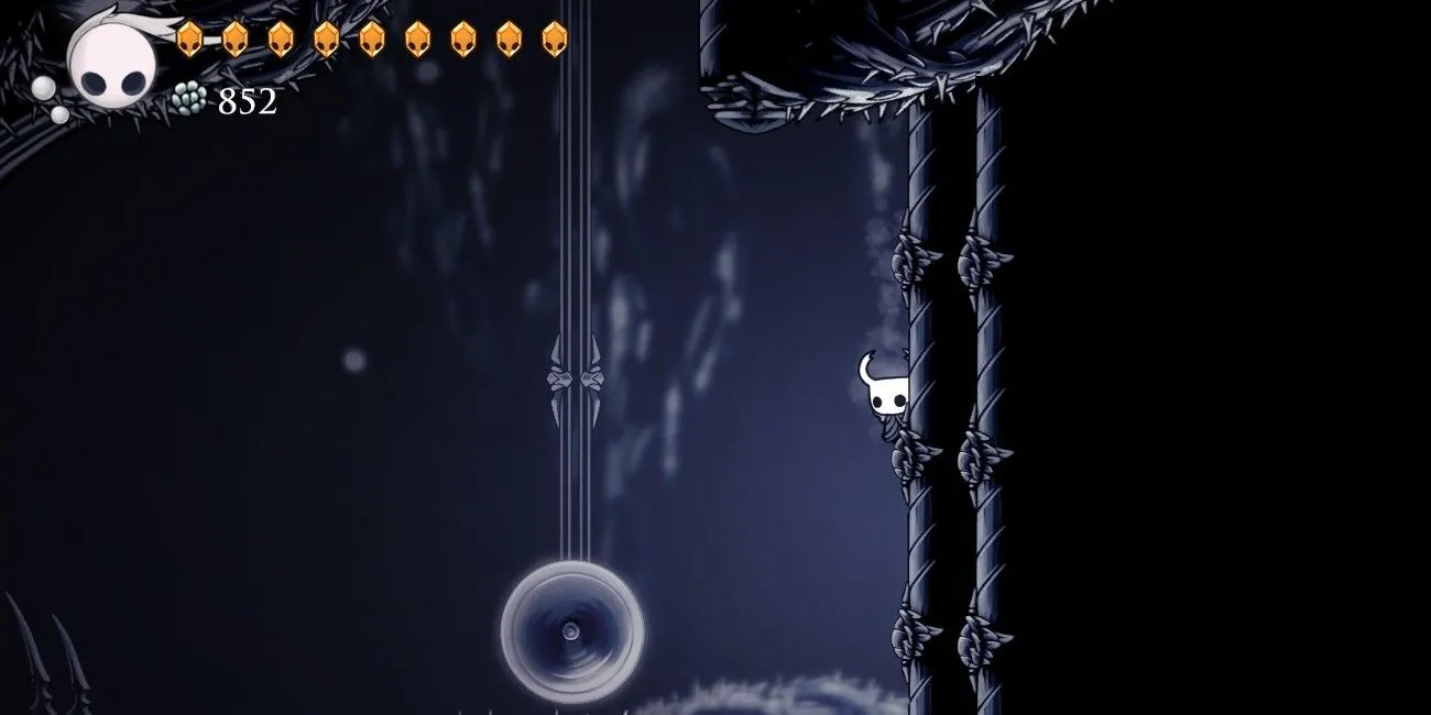 Hình ảnh Hollow Knight Path of Pain với nhân vật bám tường và các chướng ngại tinh vi