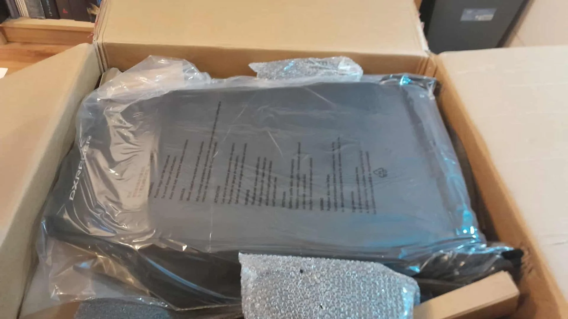 Hộp phụ kiện và các bộ phận ghế DXRACER Martian khi mở thùng