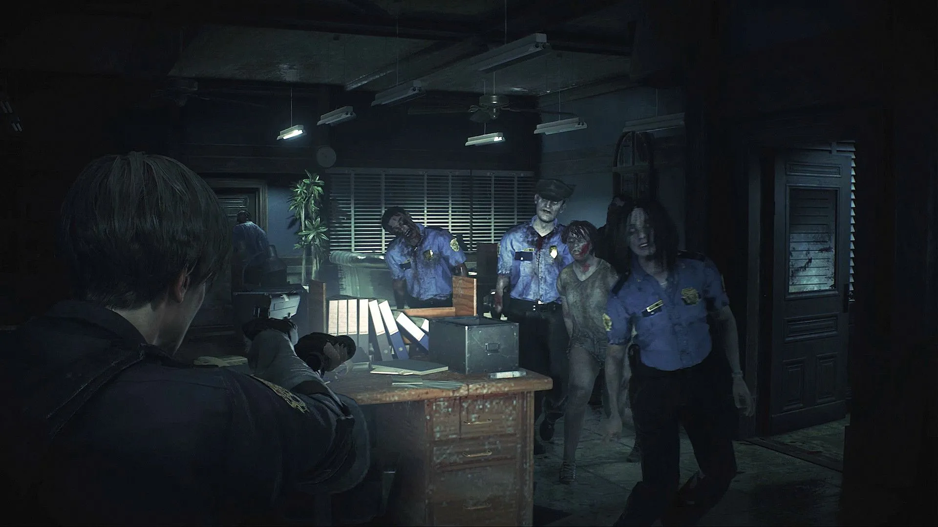 Leon đối mặt nhóm zombie trong Resident Evil 2 (2019) — zombie bền, tiêu hao tài nguyên chiến đấu