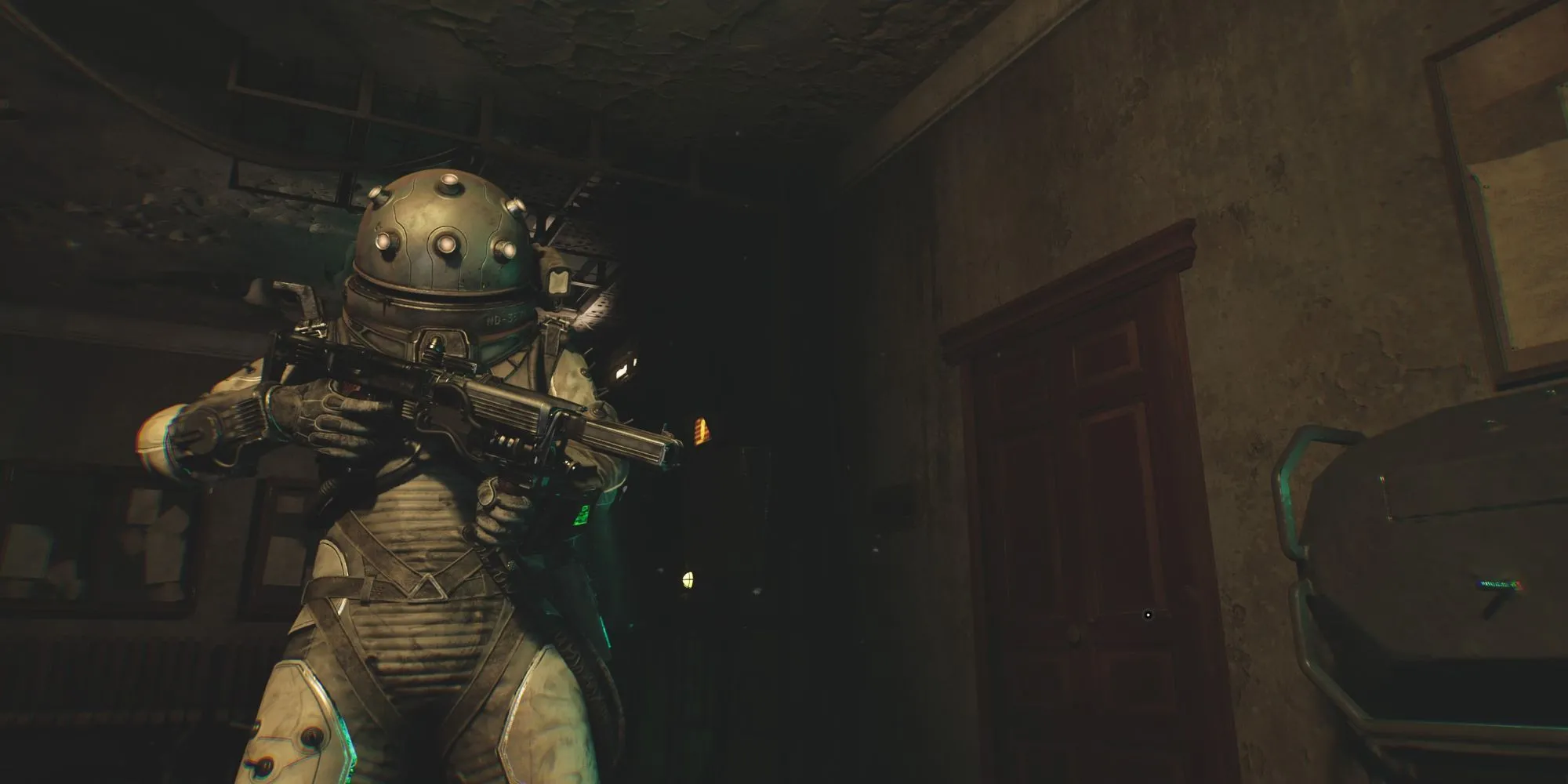 Người chơi cầm Lance REV-1411 trong Cronos: The New Dawn, vũ khí tầm xa dạng bắn loạt