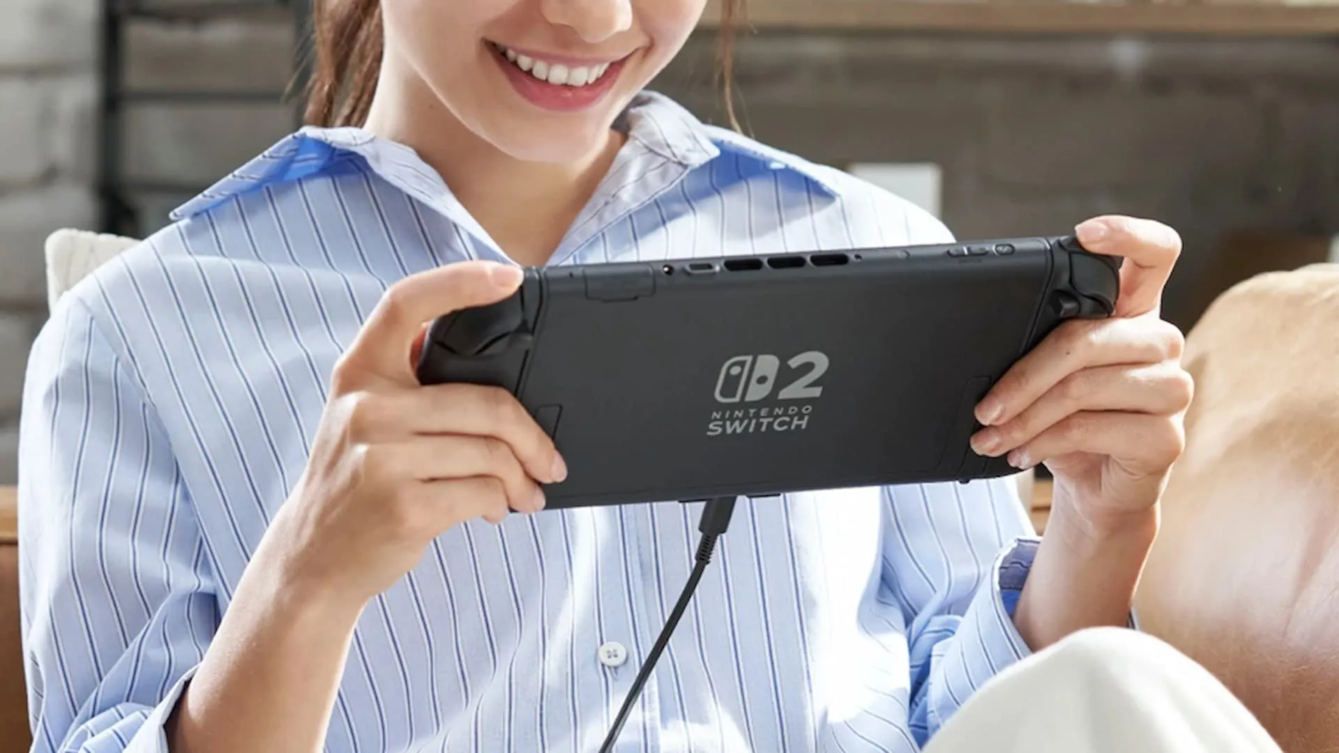 Người chơi cầm Nintendo Switch 2 trong tay, minh họa thiết kế và trải nghiệm cầm nắm của console mới