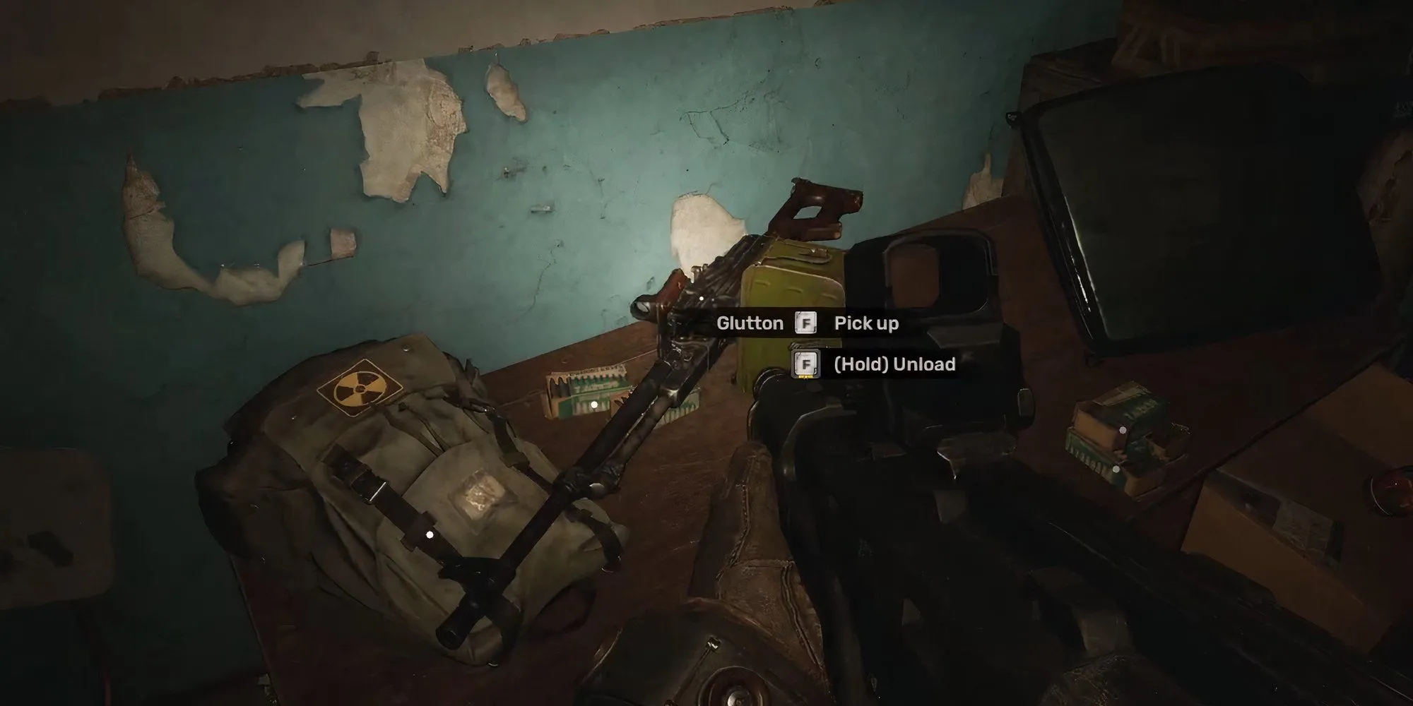 Nhân vật kiểm tra stash trên thùng xe trong STALKER 2 — stash được tái cân bằng với nhiều medkit và mod vũ khí hơn