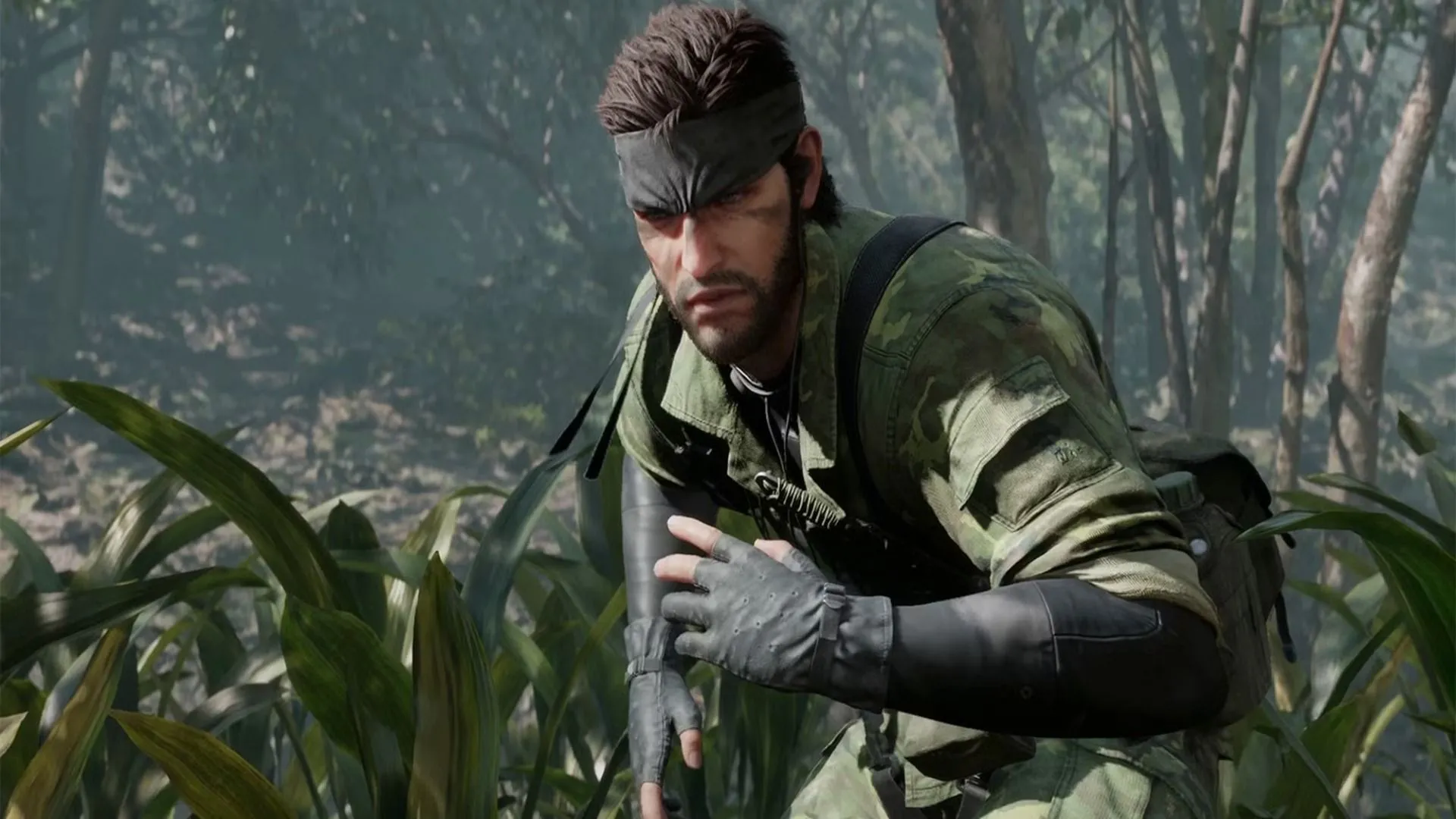 Nhân vật trong Metal Gear Solid 3 khom mình trong bụi rậm, thể hiện lối chơi tàng hình