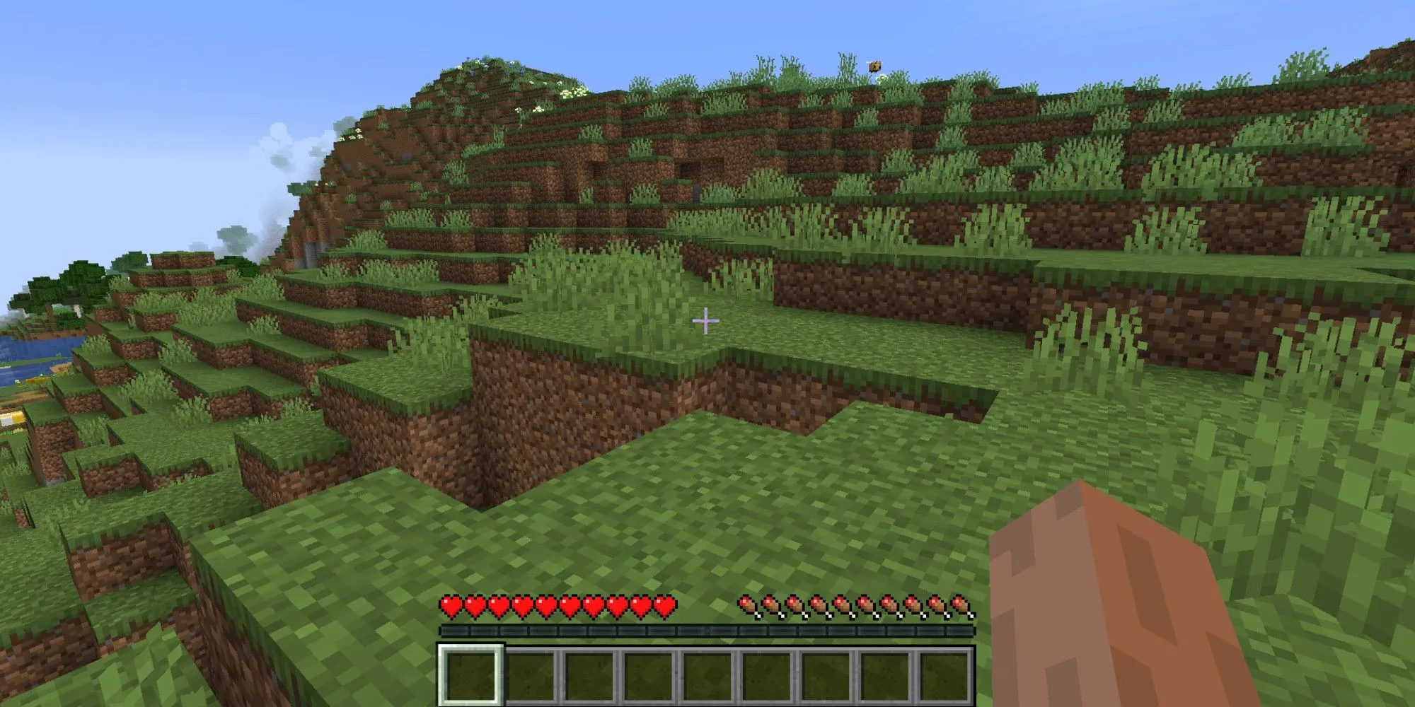 Nhân vật trong Minecraft khảo sát cảnh quan blocky, minh họa sự khác biệt giữa góc nhìn thứ nhất và thứ ba phục vụ sáng tạo nội dung