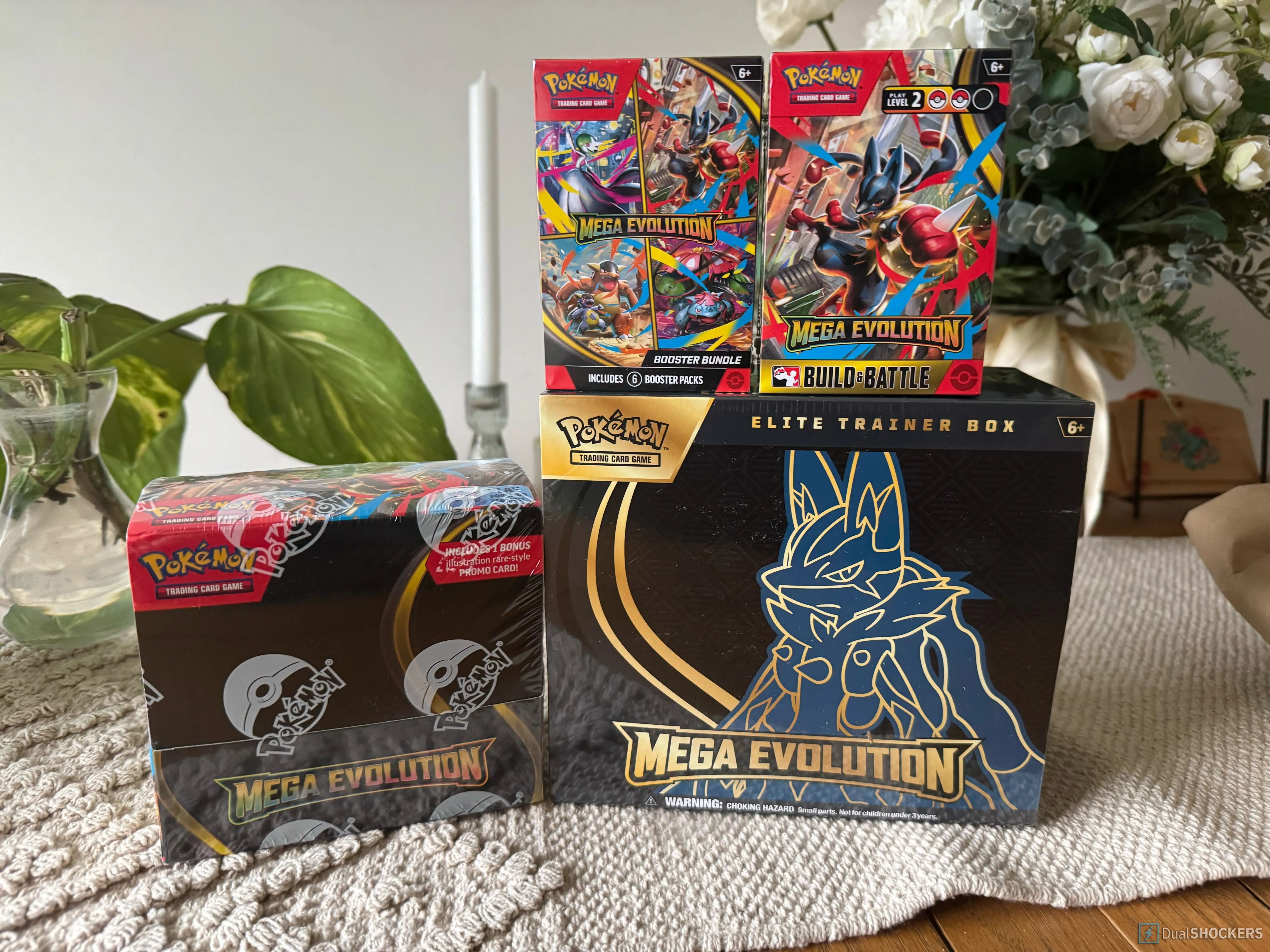 Sản phẩm Mega Evolution khi mở hộp và promo cards