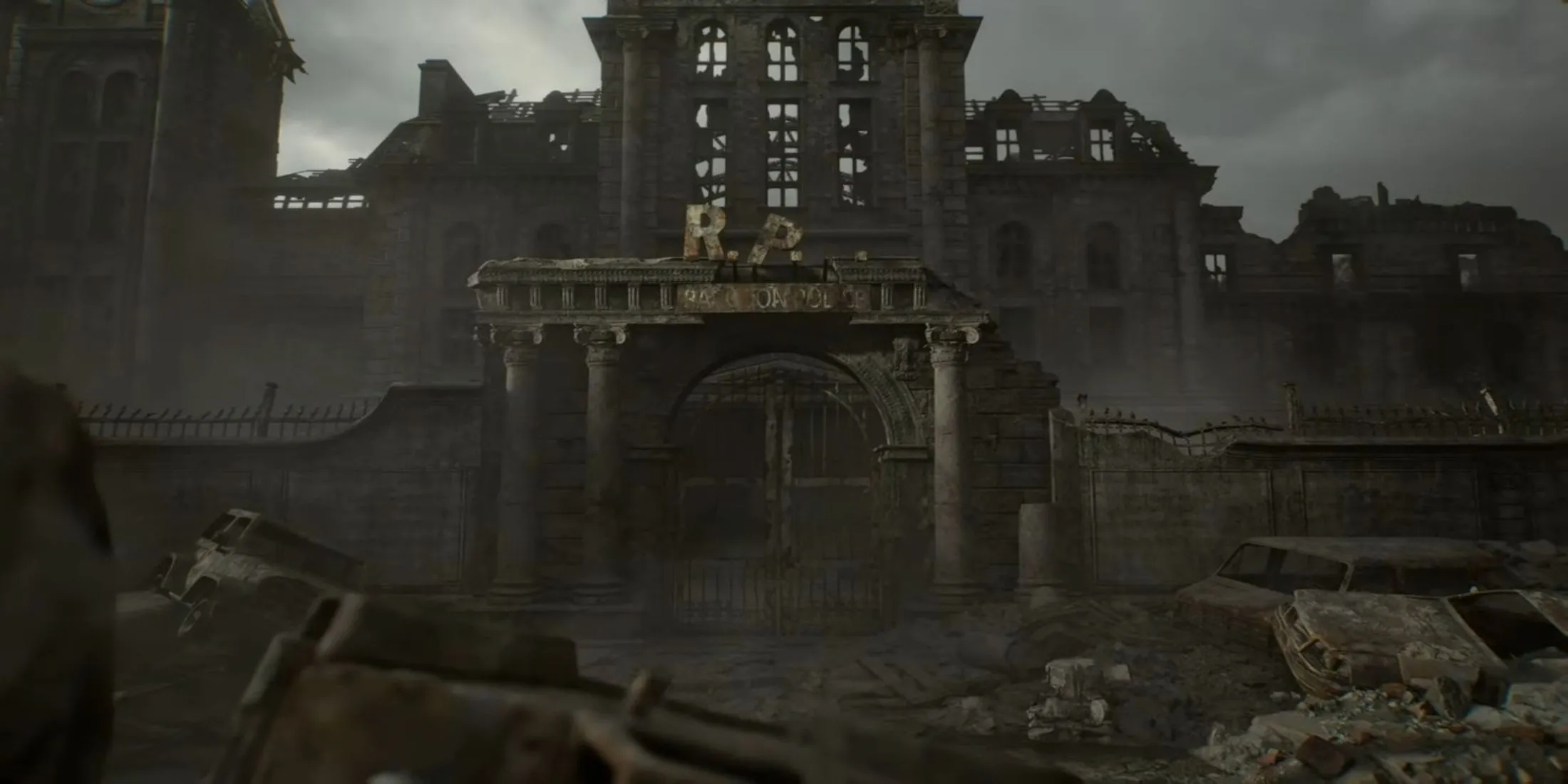 Screenshot trailer Resident Evil Requiem — trạm cảnh sát RPD đổ nát, thể hiện phong cách hình ảnh của RE Engine