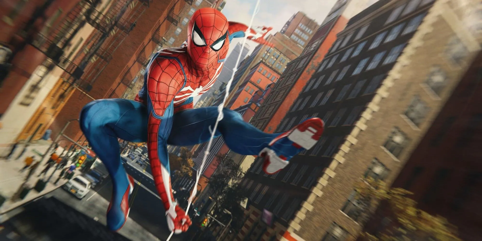 Spider-Man đu dây qua New York trong Marvel's Spider-Man Remastered, biểu tượng anh hùng được người dân tung hô
