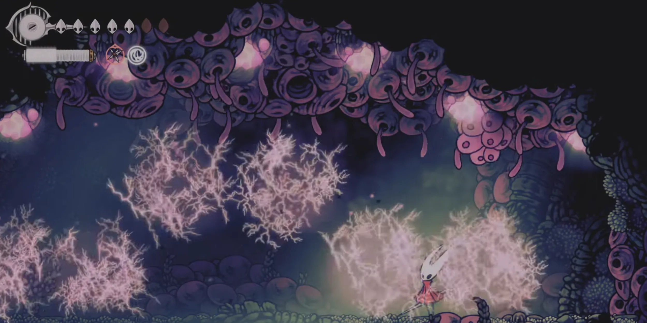 Voltvyrm phóng cột điện chậm trong Sands of Karak, Silksong — trận đấu mang tính tĩnh nhiều hơn động