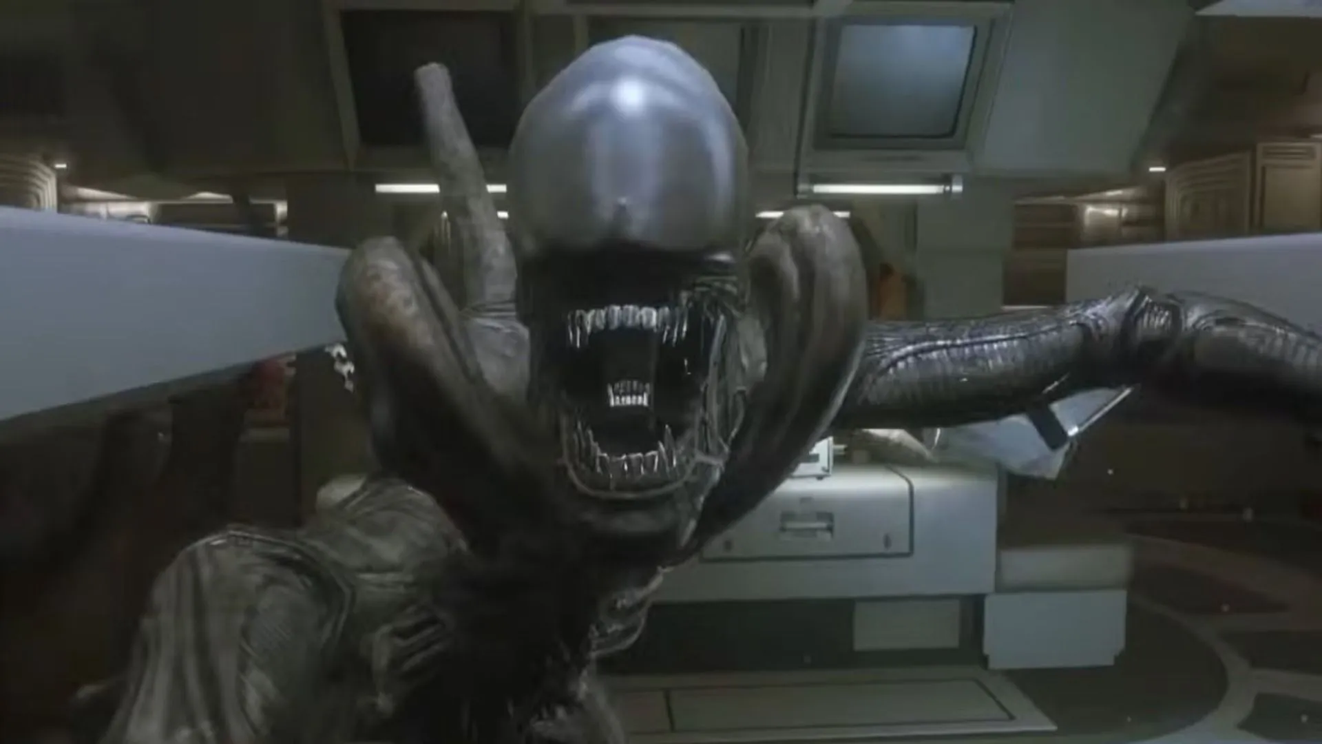 Xenomorph tấn công trong Alien: Isolation, minh họa mức độ đe dọa tăng của quái vật trên chế độ khó